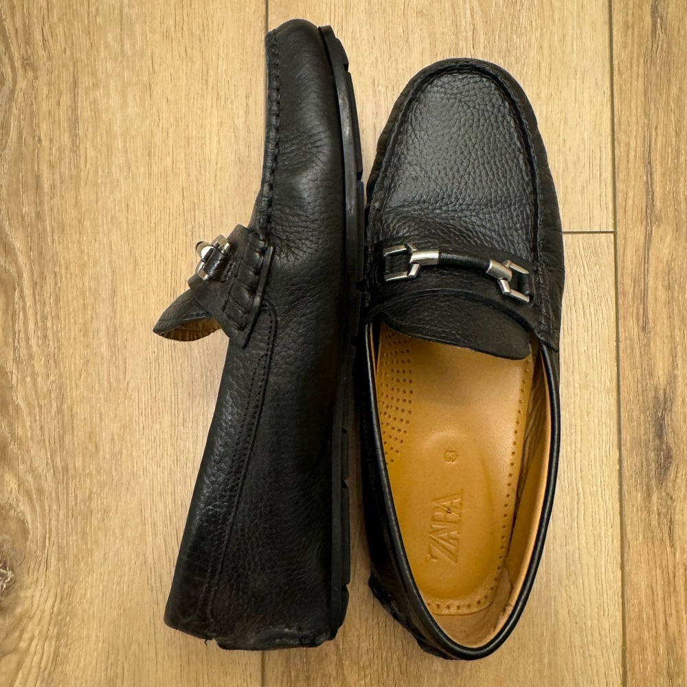 Men’s Zara 42 (US 9.5) Black Dress Loafers with Silver Buckle